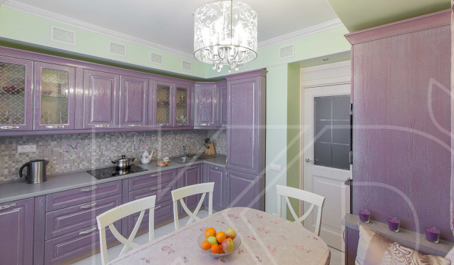 Как использовать фиолетовый цвет в интерьере кухни