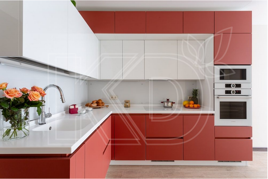 Угловая кухня в ярком красном цвете с остекленными створками
